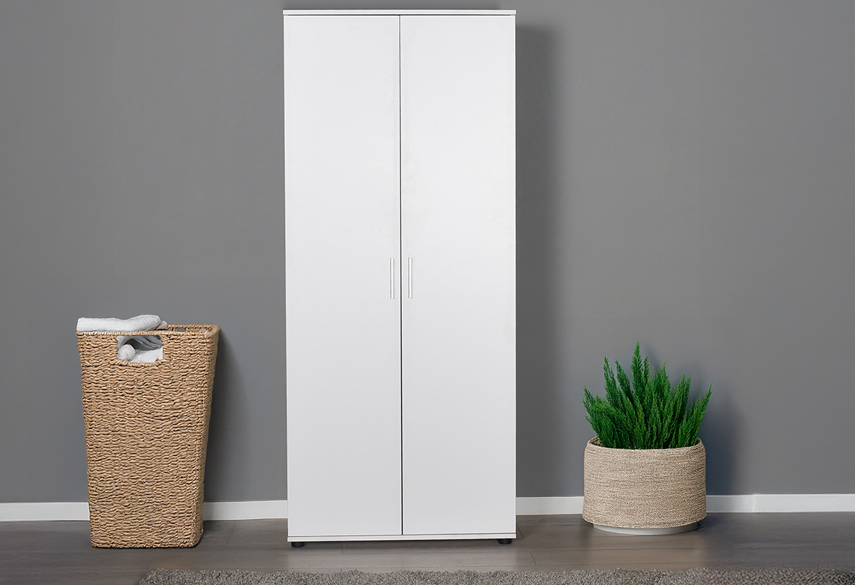 Απεικονίζεται η ντουλάπα σε υπνοδωμάτιο, δίπλα σε άλλα έπιπλα.